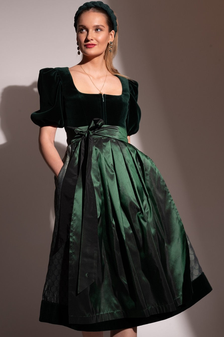 Samtdirndl Mona mit abnehmbarem Puffarm