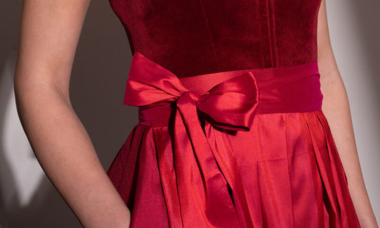 Dirndlschleife Bedeutung: Der geheime Code des Trachten-Looks
