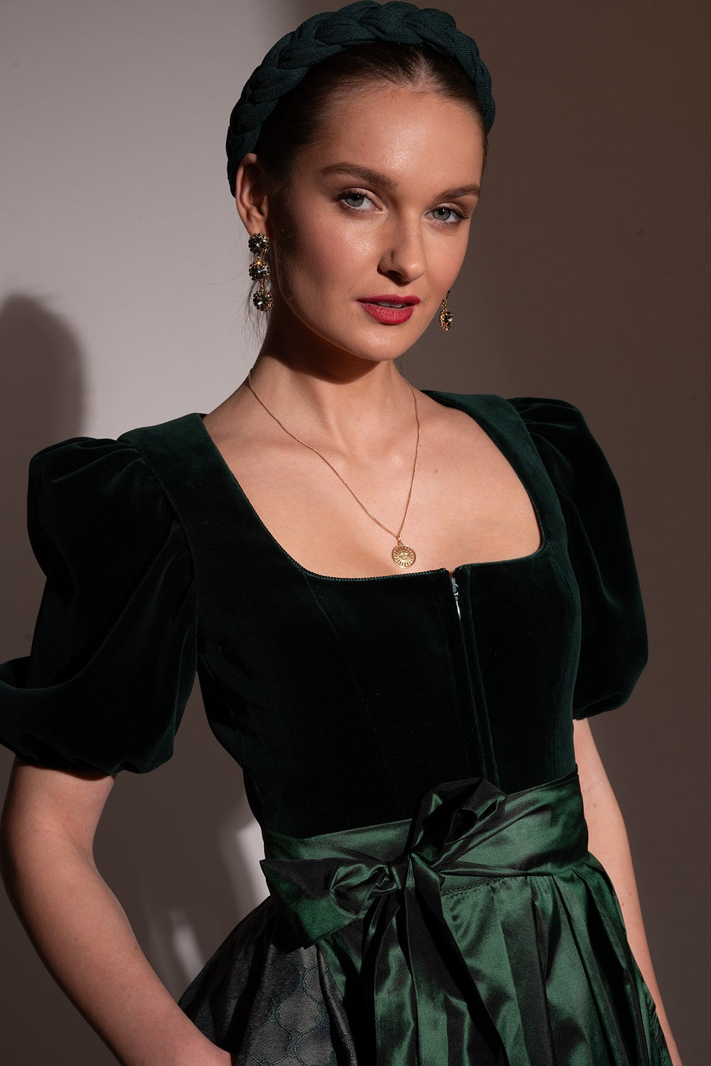 Samtdirndl Mona mit abnehmbarem Puffarm